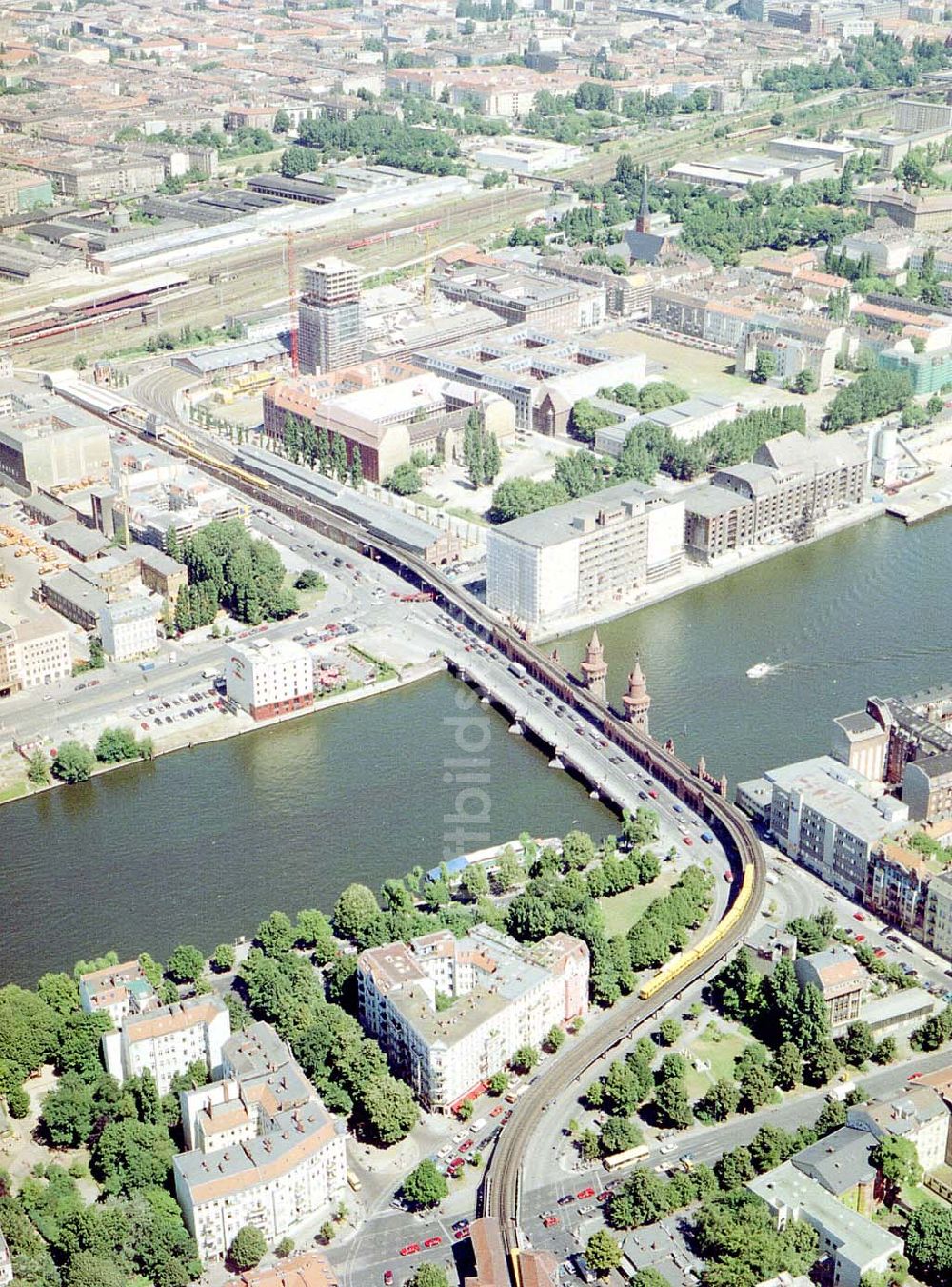 Berlin - Friedrichshain von oben - Fertigstellung der Geschäfts- und Wohnneubausiedlung Oberbaum-City an der Oberbaumbrücke in Berlin-Friedrichshain.