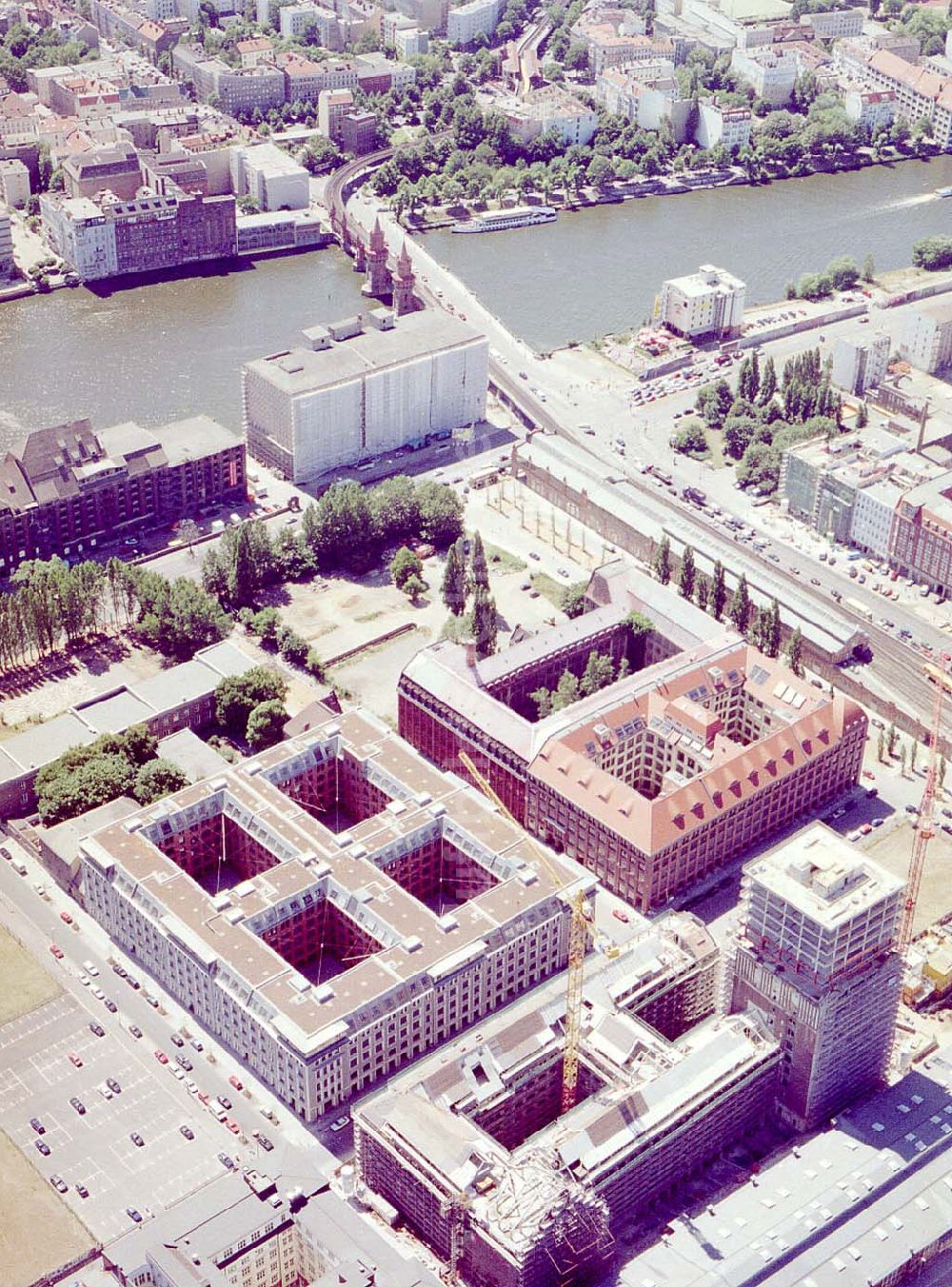 Berlin - Friedrichshain von oben - Fertigstellung der Geschäfts- und Wohnneubausiedlung Oberbaum-City an der Oberbaumbrücke in Berlin-Friedrichshain.