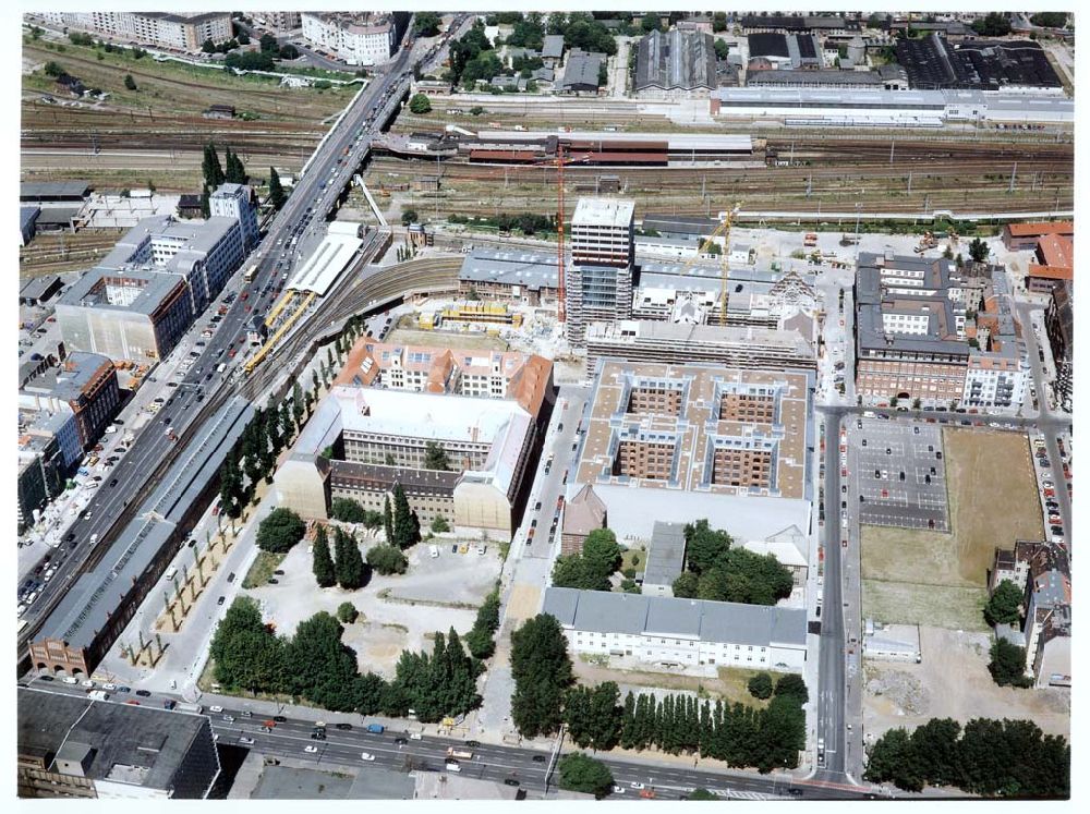 Luftaufnahme Berlin - Friedrichshain - Fertigstellung der Geschäfts- und Wohnneubausiedlung Oberbaum-City an der Oberbaumbrücke in Berlin-Friedrichshain