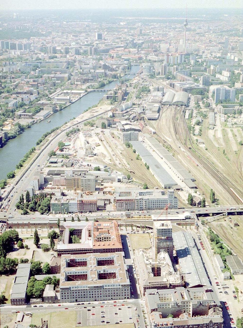 Berlin - Friedrichshain aus der Vogelperspektive: Fertigstellung der Geschäfts- und Wohnneubausiedlung Oberbaum-City an der Oberbaumbrücke in Berlin-Friedrichshain.