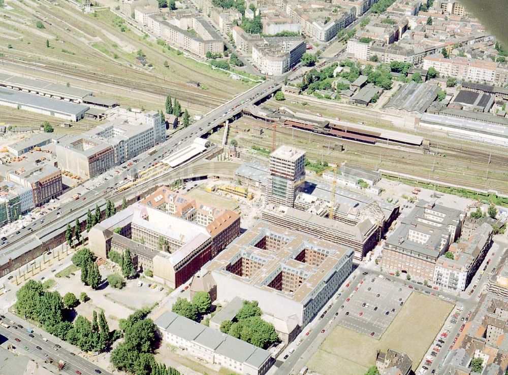 Luftaufnahme Berlin - Friedrichshain - Fertigstellung der Geschäfts- und Wohnneubausiedlung Oberbaum-City an der Oberbaumbrücke in Berlin-Friedrichshain.