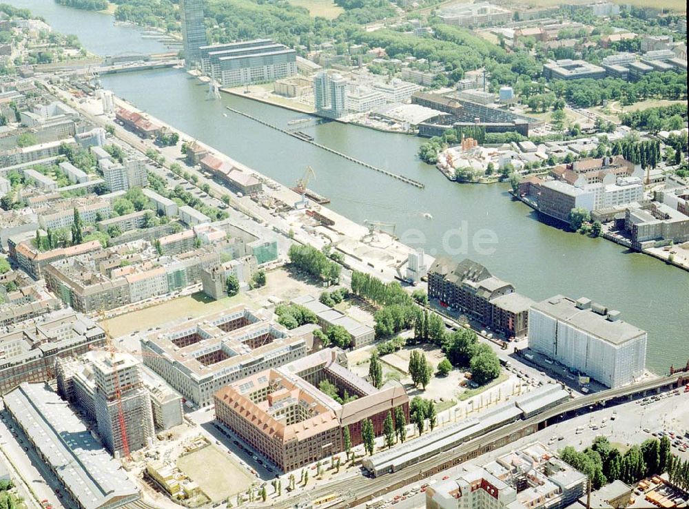 Berlin - Friedrichshain von oben - Fertigstellung der Geschäfts- und Wohnneubausiedlung Oberbaum-City an der Oberbaumbrücke in Berlin-Friedrichshain.