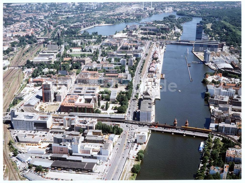 Berlin - Friedrichshain aus der Vogelperspektive: Fertigstellung der Geschäfts- und Wohnneubausiedlung Oberbaum-City an der Oberbaumbrücke in Berlin-Friedrichshain