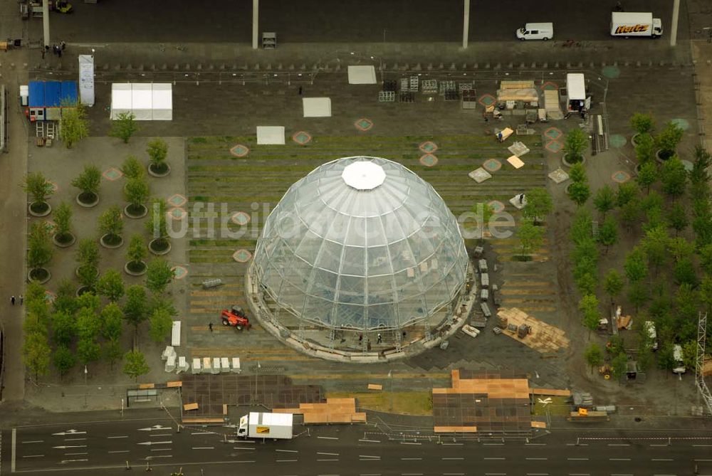 Berlin-Tiergarten von oben - Fertigstellung der Informationskuppel im Berliner Regierungsviertel