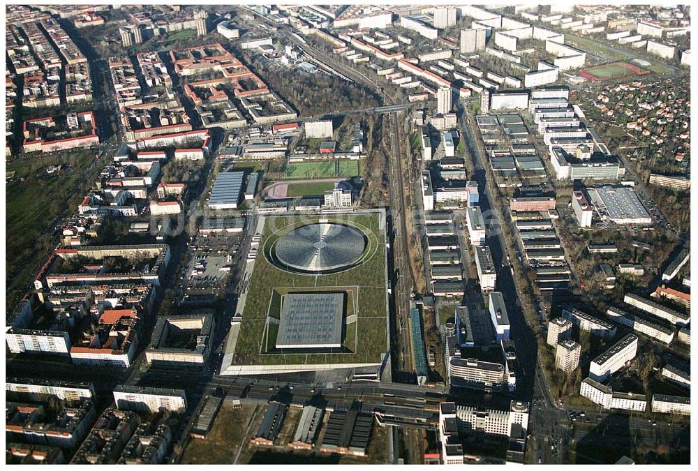 Berlin Prenzlauer-Berg von oben - Fertigstellung der letzten Ecke der Außenanlagen am Gelände des Velodroms in Berlin