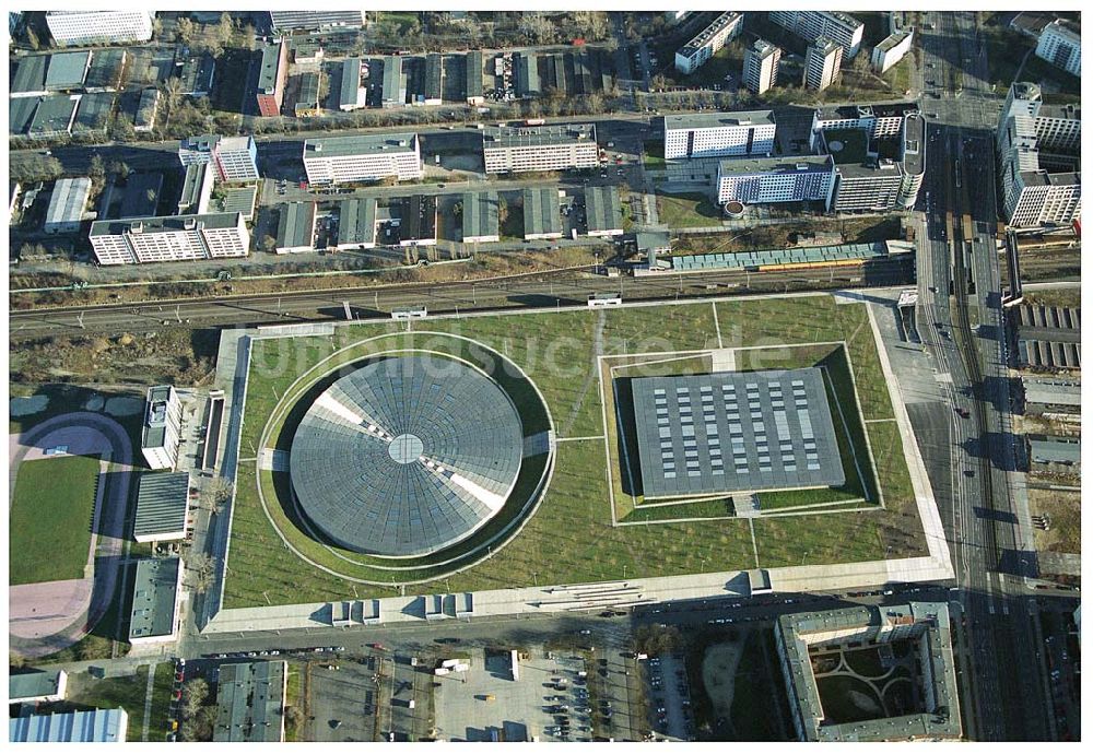 Luftbild Berlin Prenzlauer-Berg - Fertigstellung der letzten Ecke der Außenanlagen am Gelände des Velodroms in Berlin