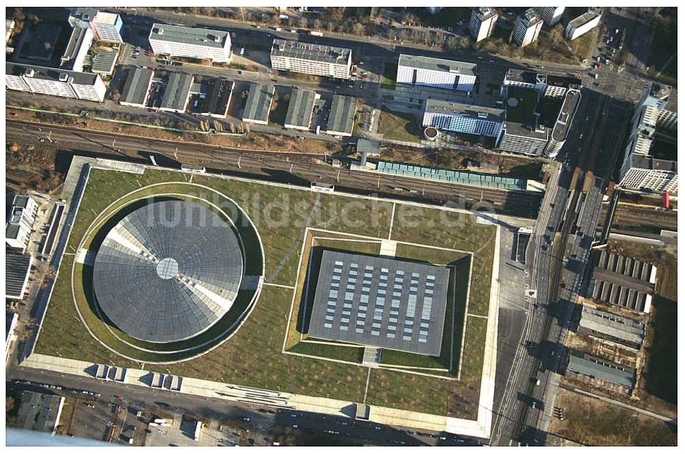 Luftaufnahme Berlin Prenzlauer-Berg - Fertigstellung der letzten Ecke der Außenanlagen am Gelände des Velodroms in Berlin