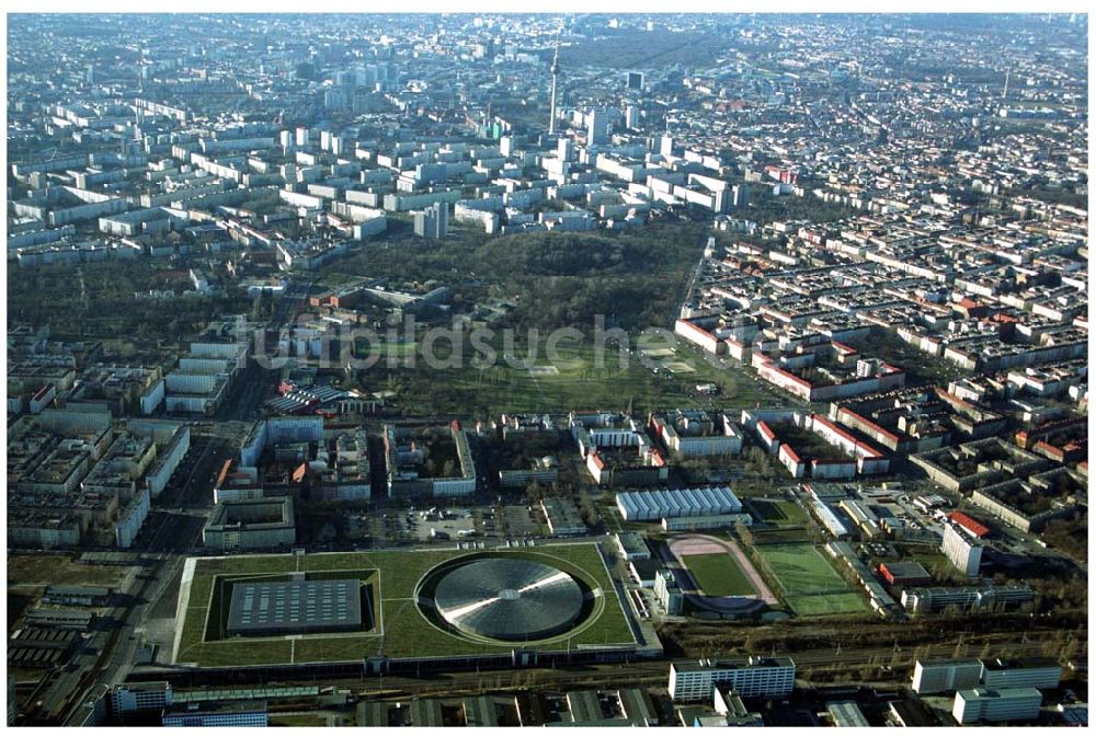 Luftaufnahme Berlin Prenzlauer-Berg - Fertigstellung der letzten Ecke der Außenanlagen am Gelände des Velodroms in Berlin