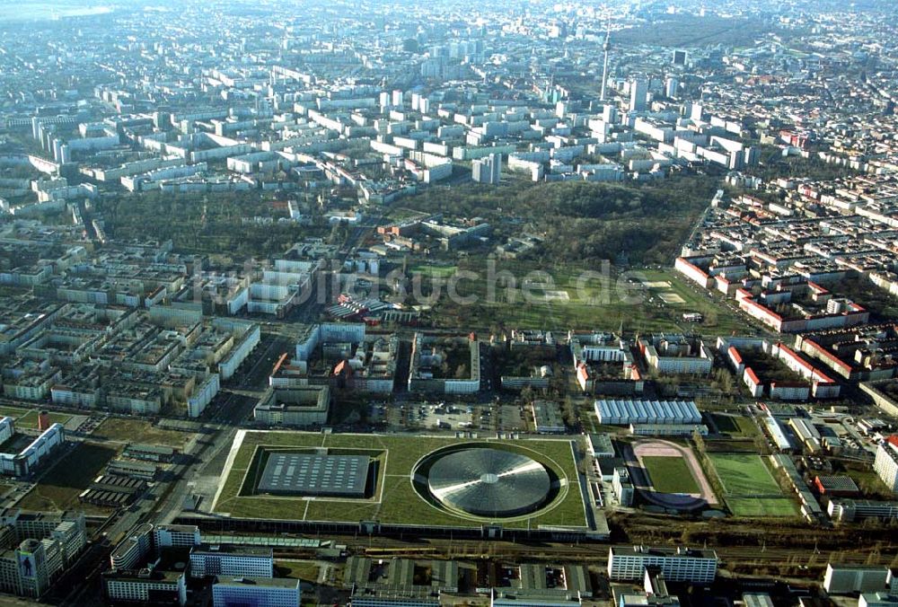 Berlin Prenzlauer-Berg von oben - Fertigstellung der letzten Ecke der Außenanlagen am Gelände des Velodroms in Berlin