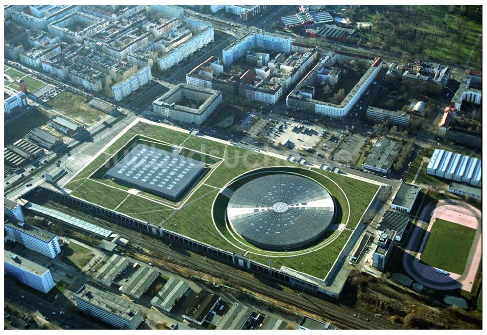 Luftbild Berlin Prenzlauer-Berg - Fertigstellung der letzten Ecke der Außenanlagen am Gelände des Velodroms in Berlin