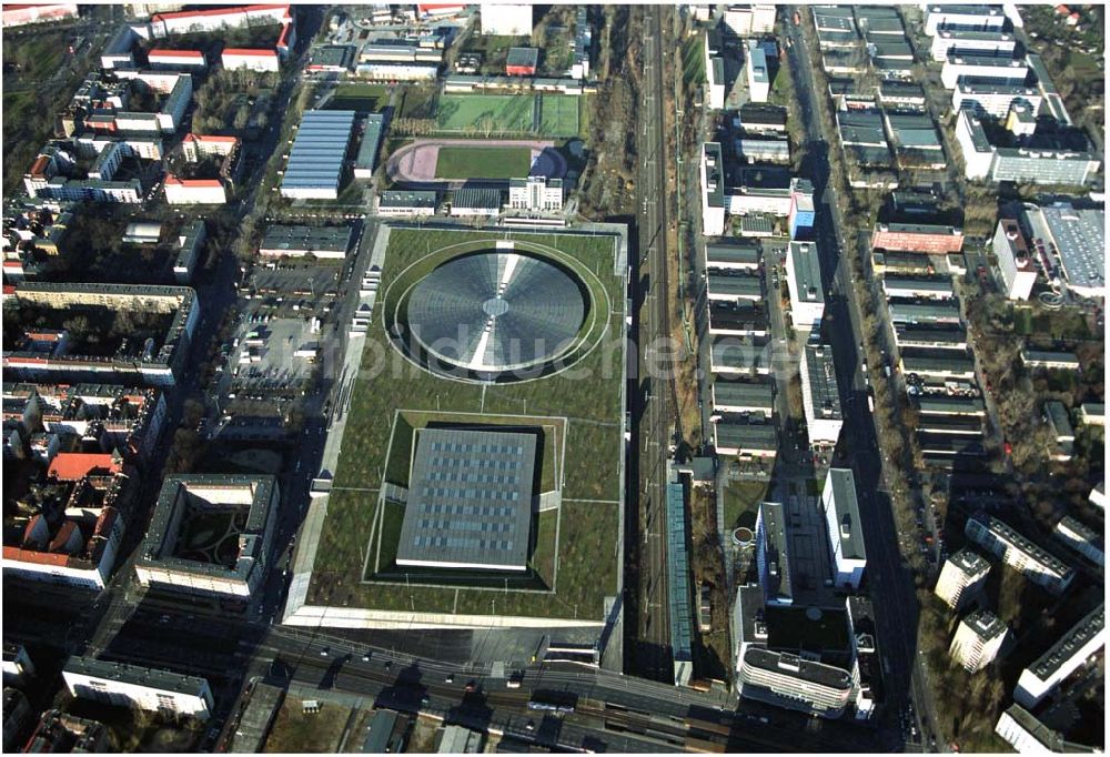 Berlin Prenzlauer-Berg von oben - Fertigstellung der letzten Ecke der Außenanlagen am Gelände des Velodroms in Berlin