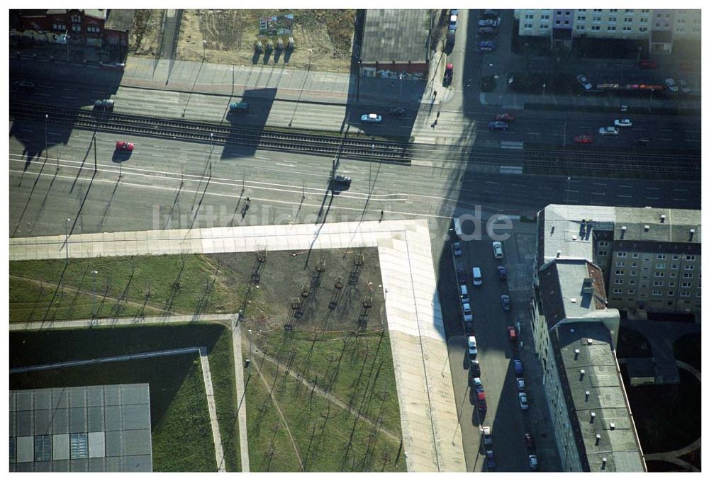 Luftbild Berlin Prenzlauer-Berg - Fertigstellung der letzten Ecke der Außenanlagen am Gelände des Velodroms in Berlin