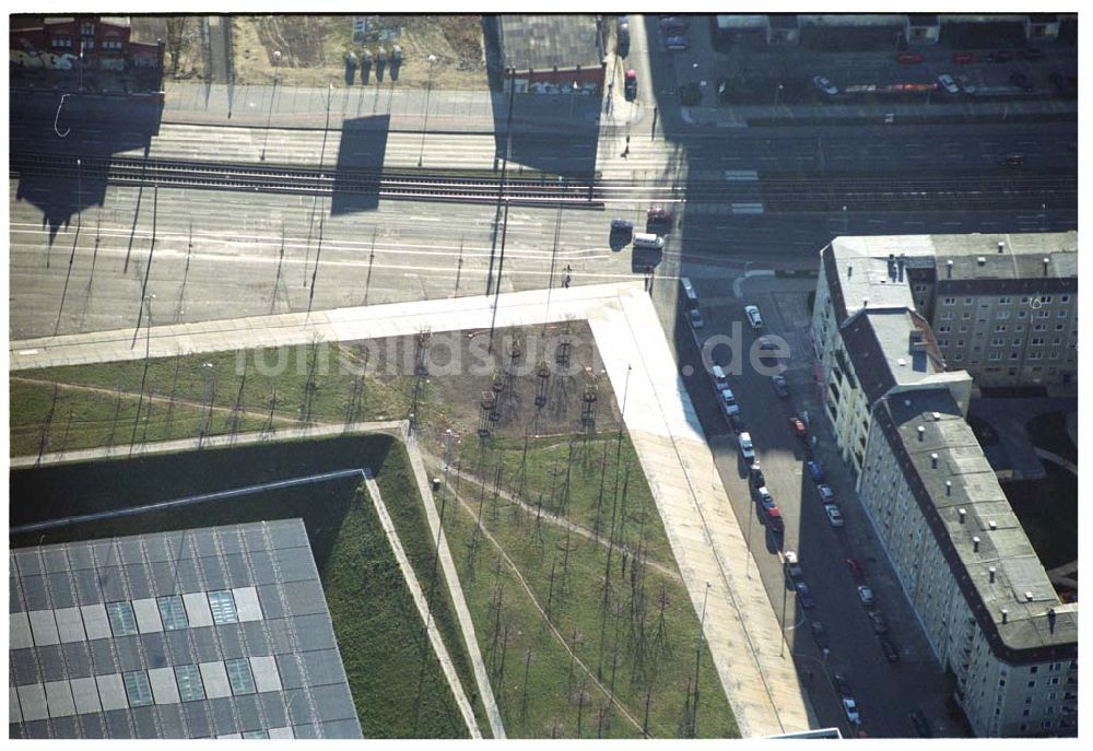 Berlin Prenzlauer-Berg von oben - Fertigstellung der letzten Ecke der Außenanlagen am Gelände des Velodroms in Berlin