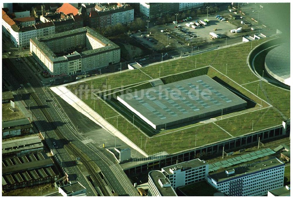 Luftbild Berlin Prenzlauer-Berg - Fertigstellung der letzten Ecke der Außenanlagen am Gelände des Velodroms in Berlin