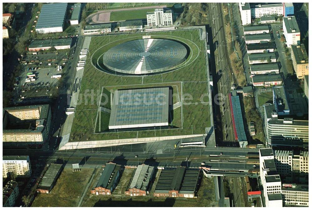 Luftaufnahme Berlin Prenzlauer-Berg - Fertigstellung der letzten Ecke der Außenanlagen am Gelände des Velodroms in Berlin