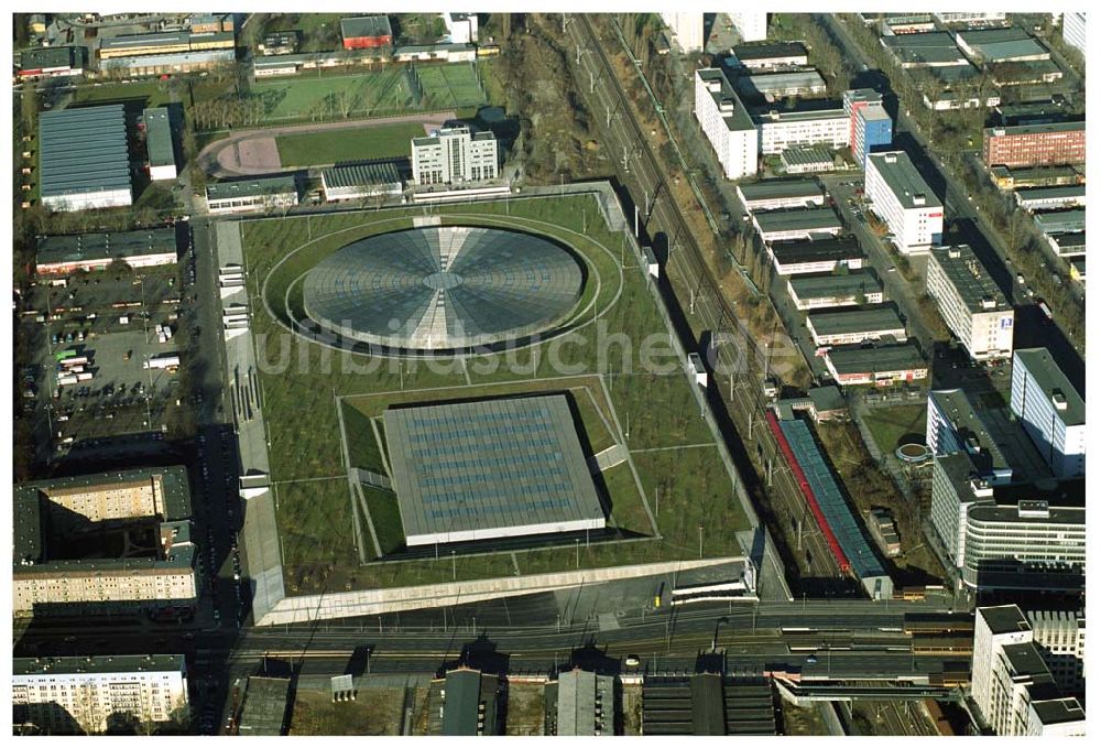 Berlin Prenzlauer-Berg aus der Vogelperspektive: Fertigstellung der letzten Ecke der Außenanlagen am Gelände des Velodroms in Berlin