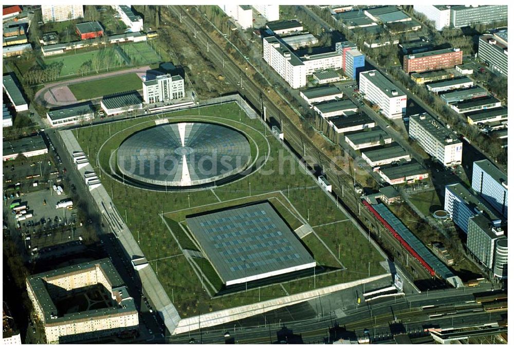 Luftaufnahme Berlin Prenzlauer-Berg - Fertigstellung der letzten Ecke der Außenanlagen am Gelände des Velodroms in Berlin