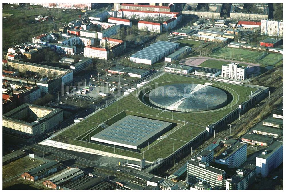 Luftbild Berlin Prenzlauer-Berg - Fertigstellung der letzten Ecke der Außenanlagen am Gelände des Velodroms in Berlin