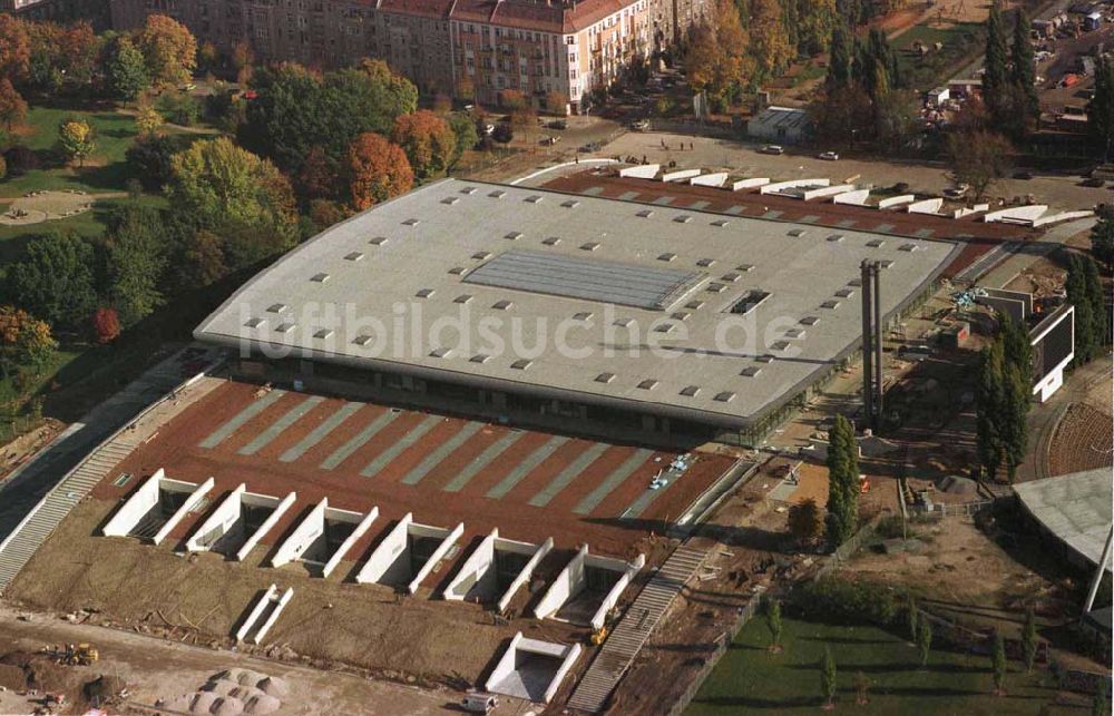 Luftbild Berlin - Prenzlauer-Berg - Fertigstellung der Max-Schmeling-Halle am Jahnsportpark durch OSB-Sportstättenbau GmbH Veröffentlichung nur bei Urhebernennung LUFTBILD & PRESSEFOTO / Robert Grahn und Belegzusendung gestattet !