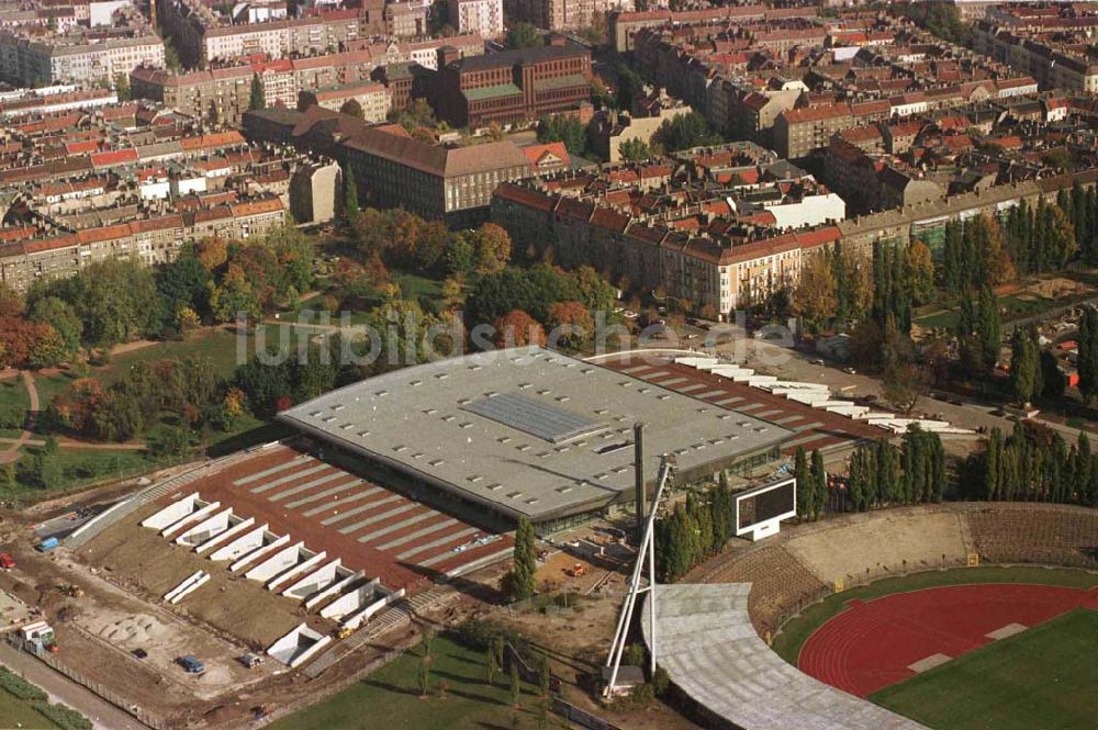 Berlin - Prenzlauer-Berg von oben - Fertigstellung der Max-Schmeling-Halle am Jahnsportpark durch OSB-Sportstättenbau GmbH Veröffentlichung nur bei Urhebernennung LUFTBILD & PRESSEFOTO / Robert Grahn und Belegzusendung gestattet !