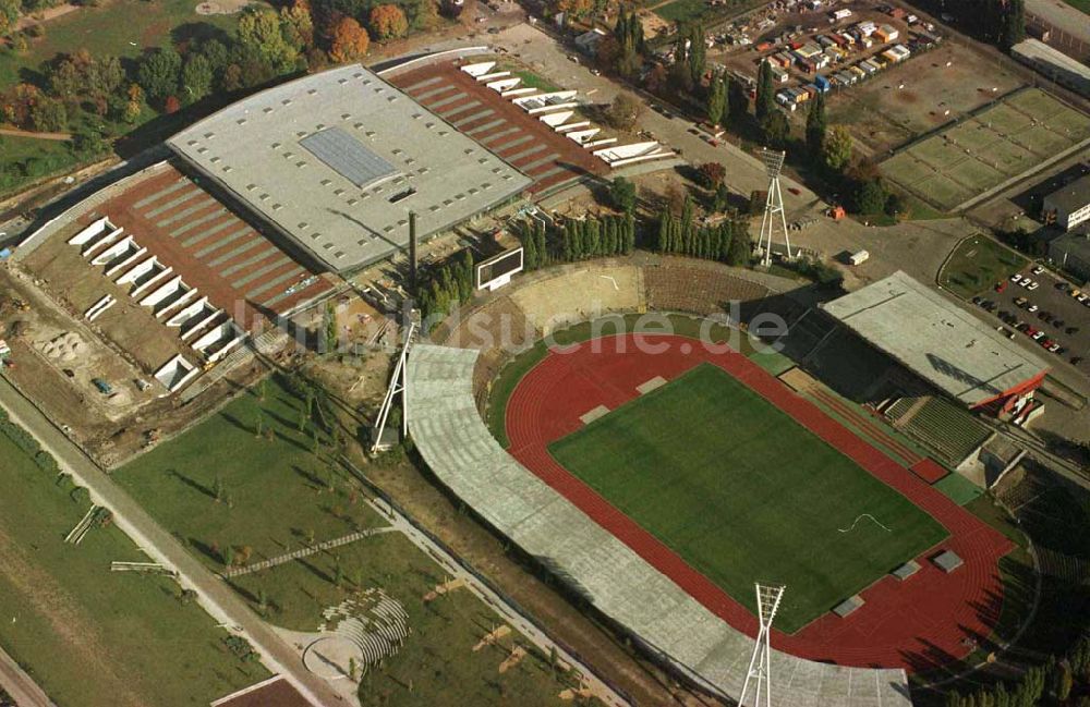 Luftaufnahme Berlin - Prenzlauer-Berg - Fertigstellung der Max-Schmeling-Halle am Jahnsportpark durch OSB-Sportstättenbau GmbH Veröffentlichung nur bei Urhebernennung LUFTBILD & PRESSEFOTO / Robert Grahn und Belegzusendung gestattet !