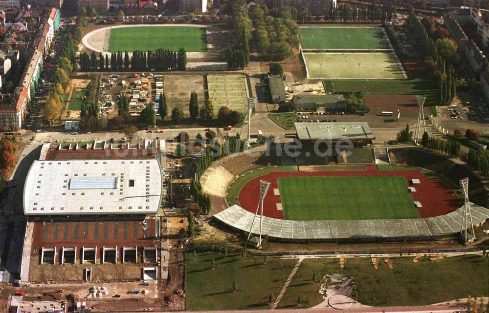 Berlin - Prenzlauer-Berg von oben - Fertigstellung der Max-Schmeling-Halle am Jahnsportpark durch OSB-Sportstättenbau GmbH Veröffentlichung nur bei Urhebernennung LUFTBILD & PRESSEFOTO / Robert Grahn und Belegzusendung gestattet !