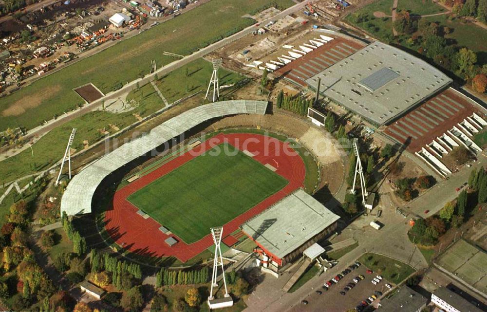 Berlin - Prenzlauer-Berg aus der Vogelperspektive: Fertigstellung der Max-Schmeling-Halle am Jahnsportpark durch OSB-Sportstättenbau GmbH Veröffentlichung nur bei Urhebernennung LUFTBILD & PRESSEFOTO / Robert Grahn und Belegzusendung gestattet !