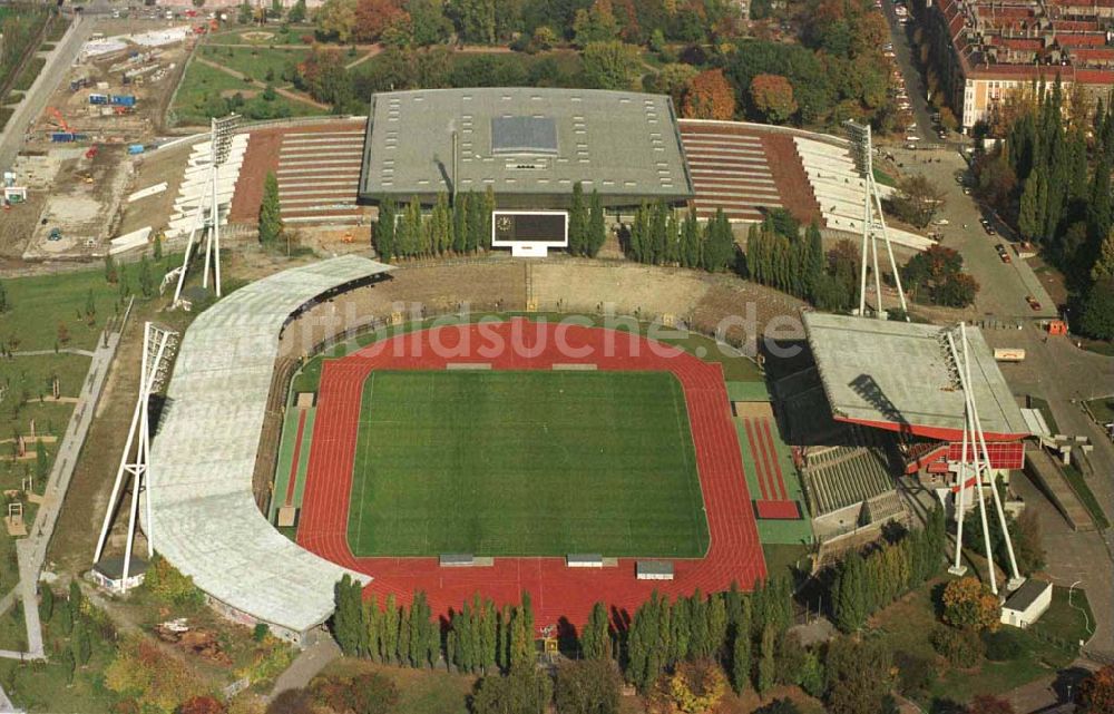 Berlin - Prenzlauer-Berg aus der Vogelperspektive: Fertigstellung der Max-Schmeling-Halle am Jahnsportpark durch OSB-Sportstättenbau GmbH Veröffentlichung nur bei Urhebernennung LUFTBILD & PRESSEFOTO / Robert Grahn und Belegzusendung gestattet !