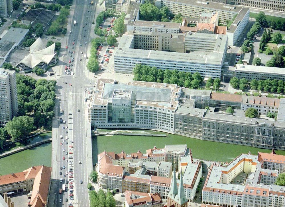 Berlin aus der Vogelperspektive: Fertigstellung des neuen Sitzes des DIHT am Marstall in Berlin-Mitte.