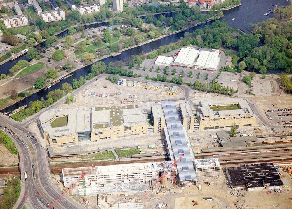 Potsdam - BRA aus der Vogelperspektive: Fertigstellung des Potsdam-Centers in Potsdam.