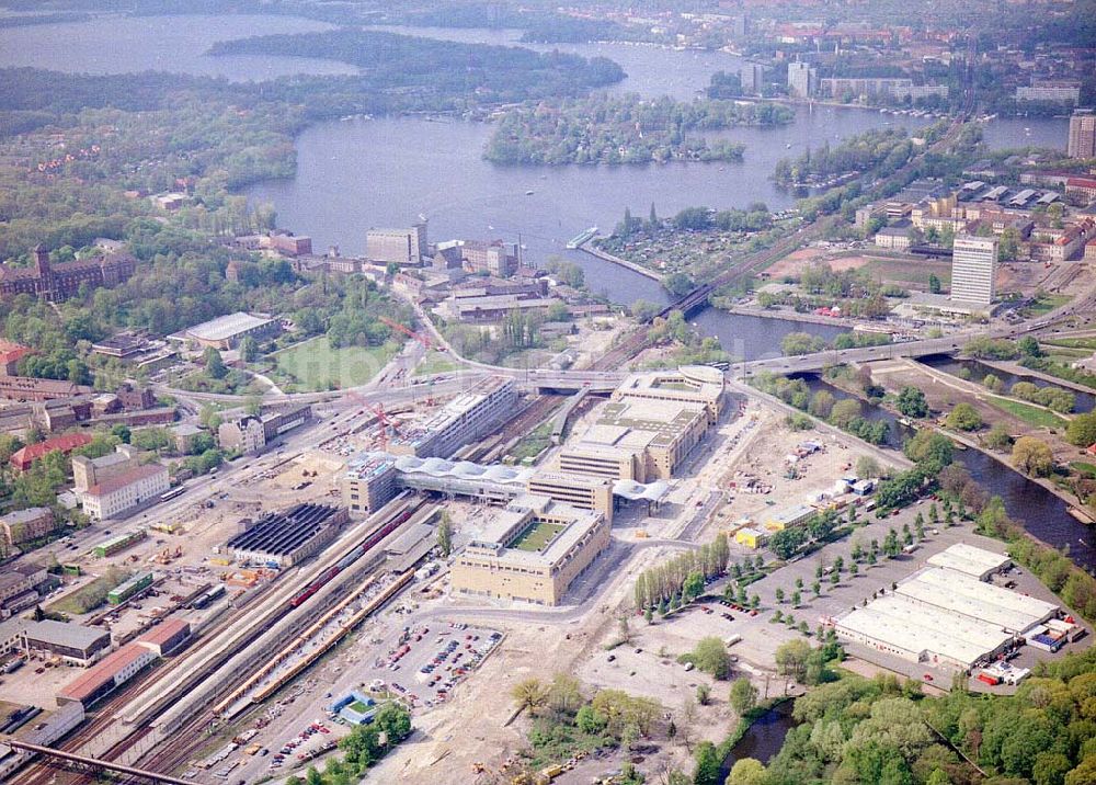 Potsdam - BRA aus der Vogelperspektive: Fertigstellung des Potsdam-Centers in Potsdam.