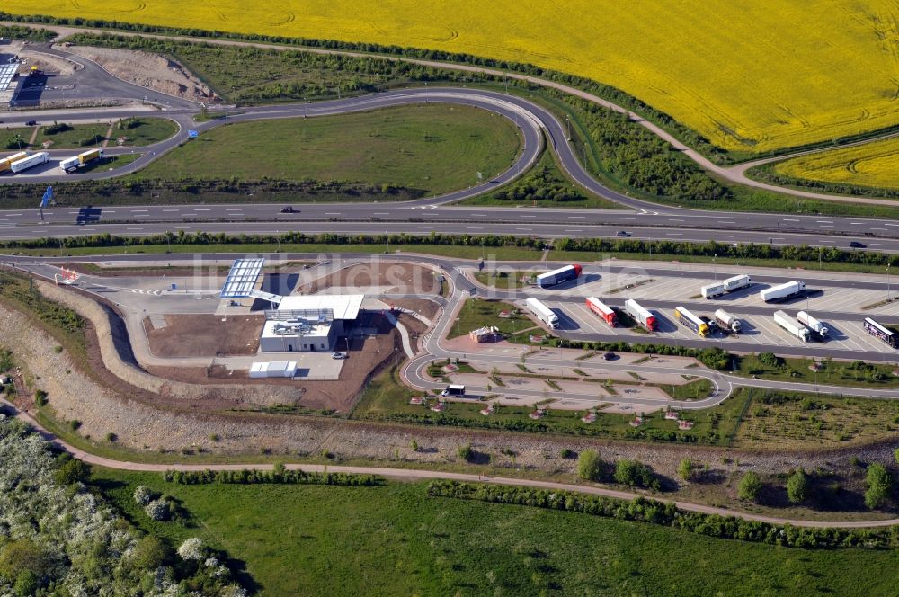 Geraberg von oben - Fertigstellung des 1. Teils der Autobahnraststätte bei Geraberg an der BAB A 71 im Bundesland Thüringen