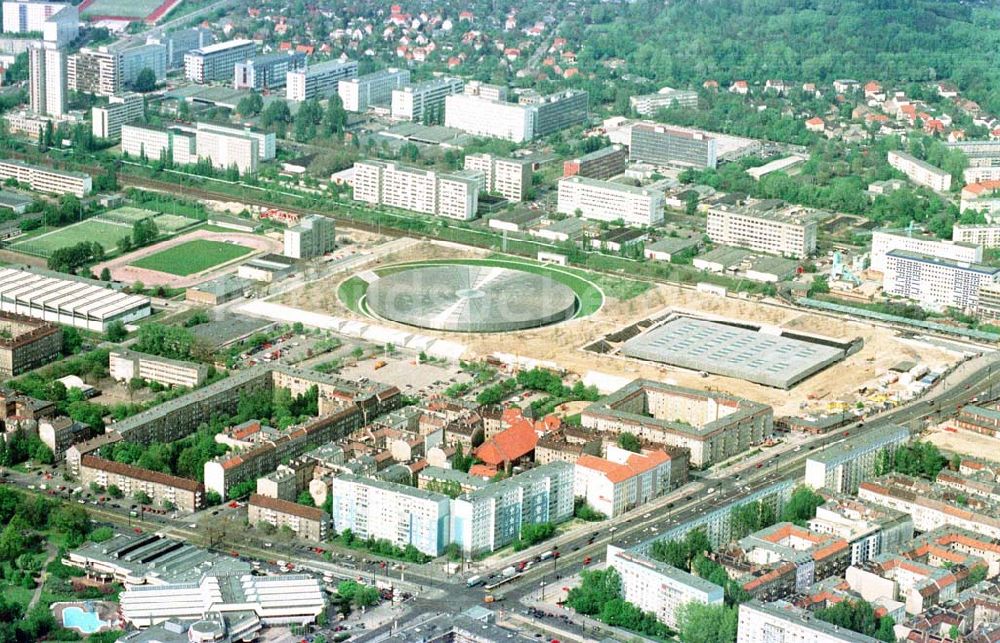 Berlin-Friedrichshain aus der Vogelperspektive: Fertigstellung des Veledroms an der Landsberger Allee in Berlin-Friedrichshain.