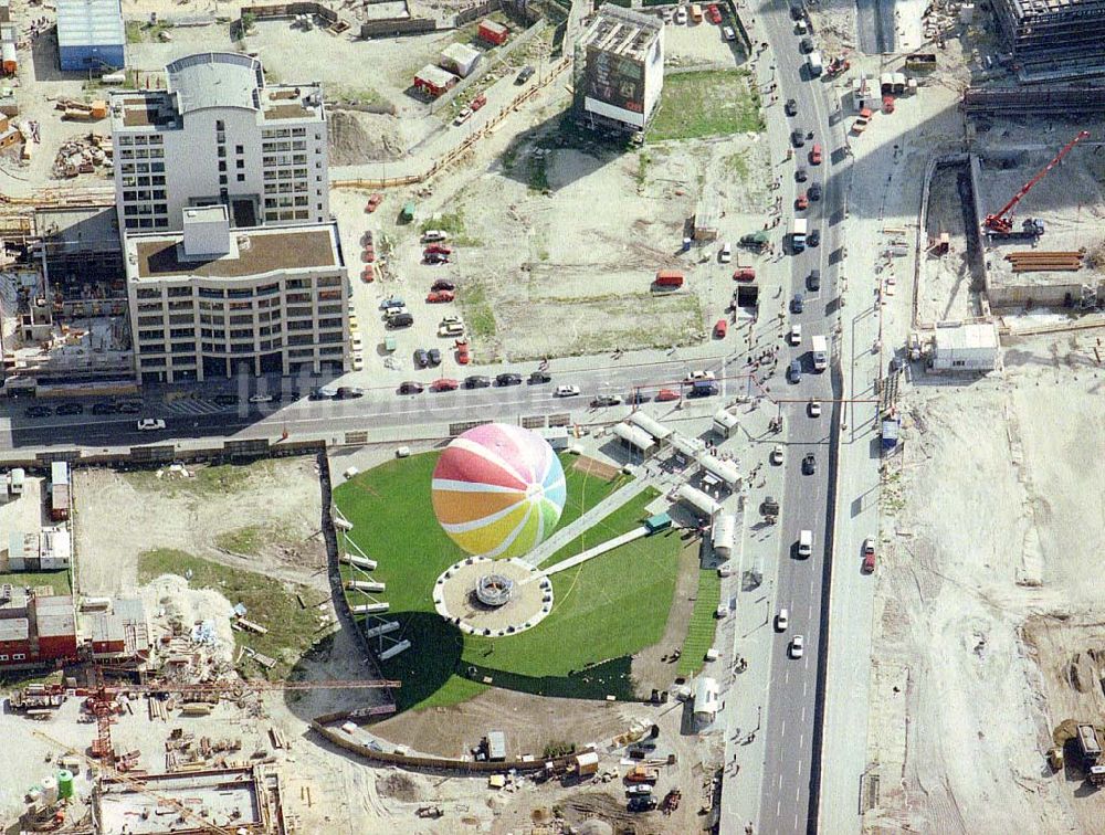 Berlin von oben - Fesselballon auf der Baustelle am Leipziger Platz in Berlin - Mitte.