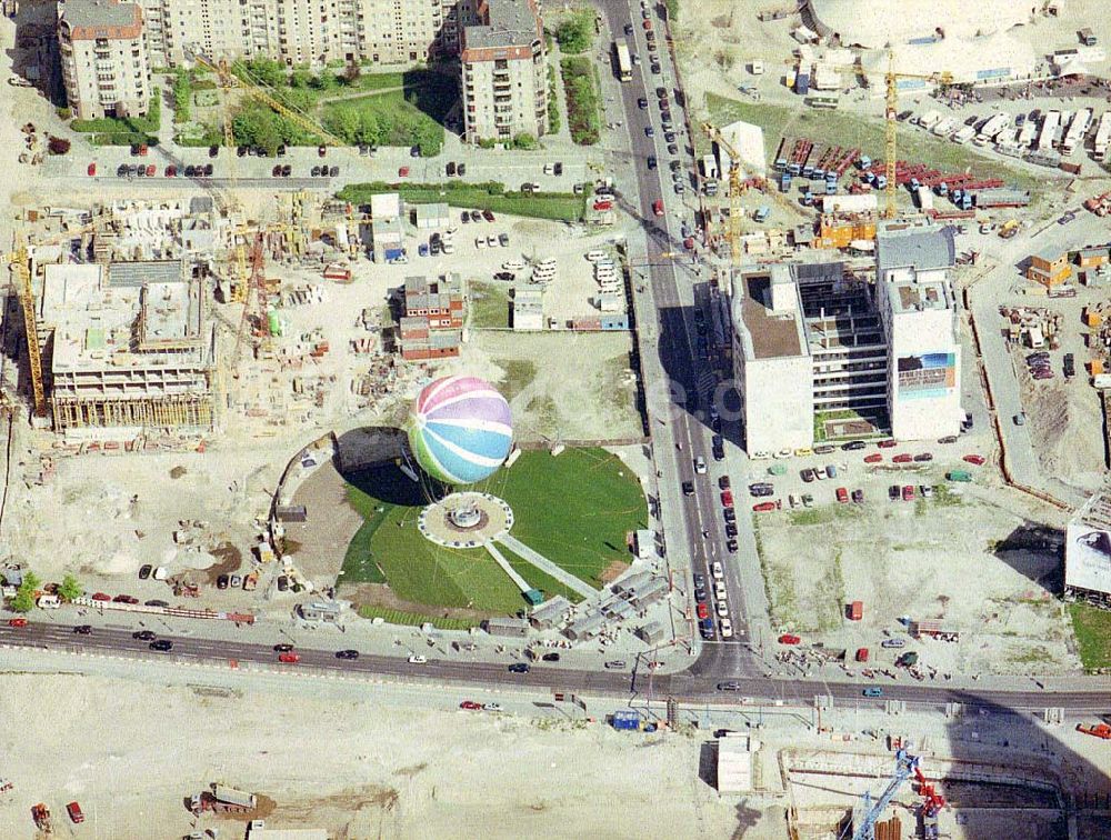 Berlin aus der Vogelperspektive: Fesselballon auf der Baustelle am Leipziger Platz in Berlin - Mitte.