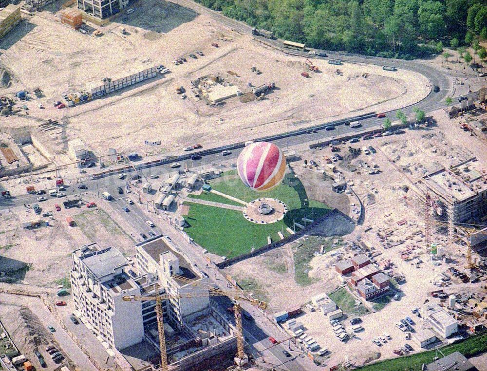 Luftbild Berlin - Fesselballon auf der Baustelle am Leipziger Platz in Berlin - Mitte.