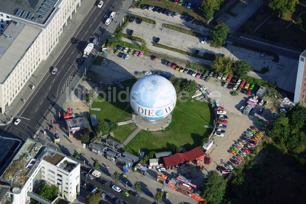 Berlin Mitte von oben - Fesselballon und Trabant - Autovermietung an der Wilhelmstraße in Berlin - Mitte