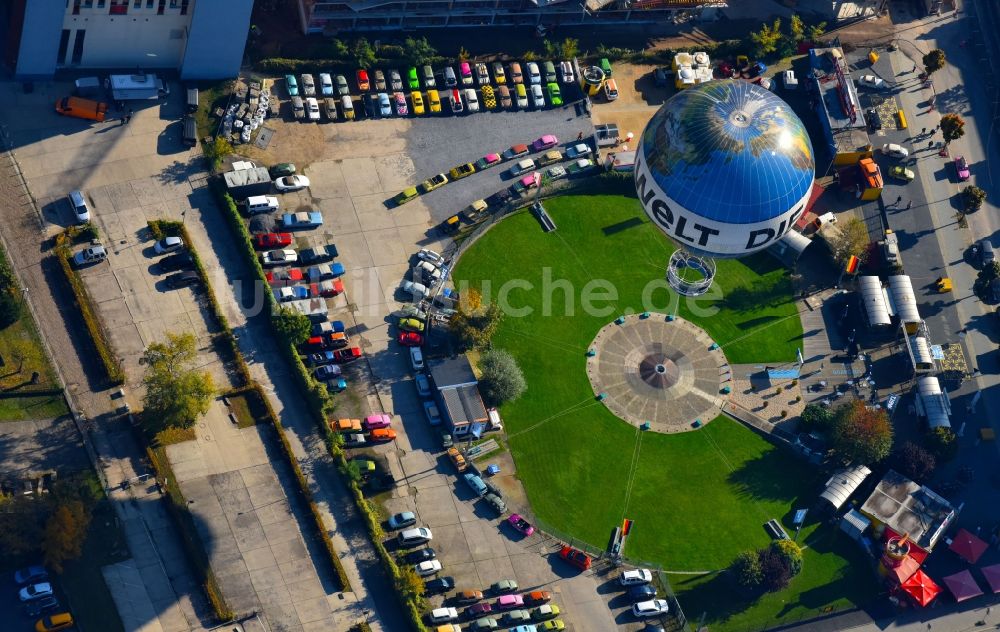 Luftaufnahme Berlin - Fesselballon und die Trabi- Trabant World Autovermietung an der Wilhelmstraße in Berlin