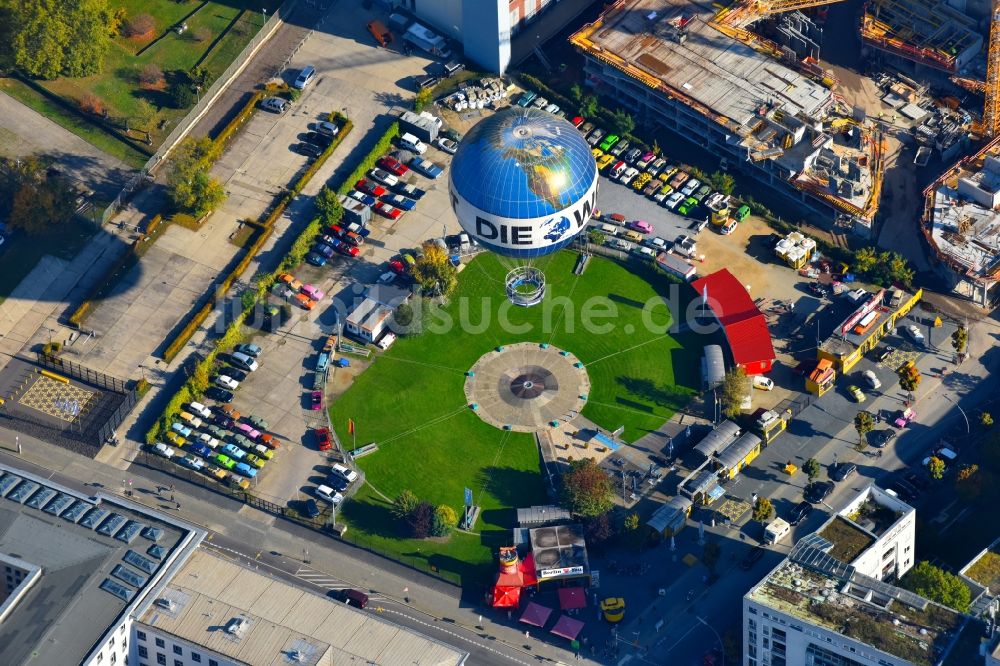 Berlin von oben - Fesselballon und die Trabi- Trabant World Autovermietung an der Wilhelmstraße in Berlin