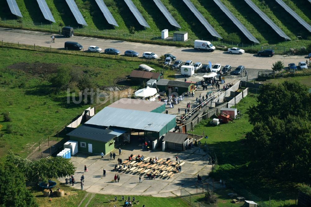 Werneuchen aus der Vogelperspektive: Fest- Veranstaltung am Tierzucht- Freigehege für die Fleischproduktion in Werneuchen im Bundesland Brandenburg, Deutschland