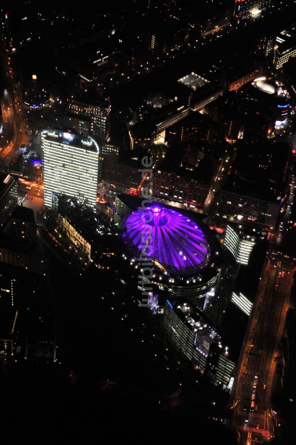 Berlin aus der Vogelperspektive: Festival of Lights im Stadtzentrum der Hauptstadt Berlin