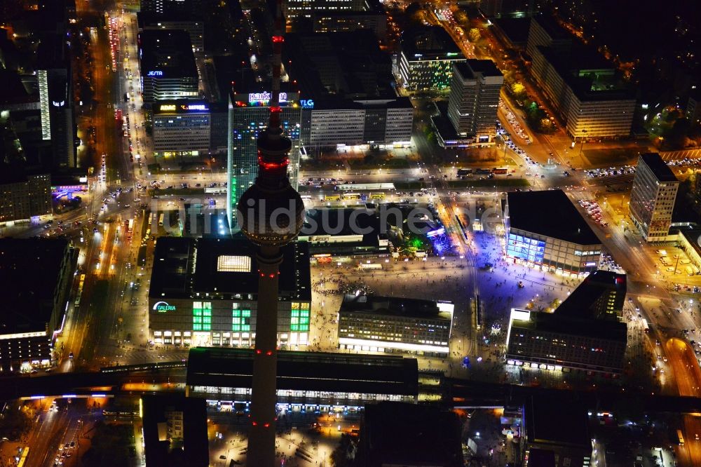 Berlin aus der Vogelperspektive: Festival of Lights im Stadtzentrum der Hauptstadt Berlin am Alexanderplatz