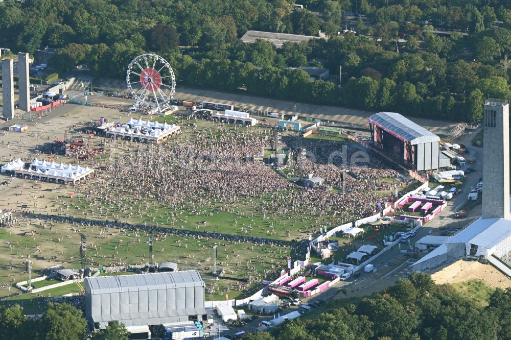 Berlin aus der Vogelperspektive: Festival Lollapalooza Veranstaltung in der Arena des Stadion Olympiastadion in Berlin