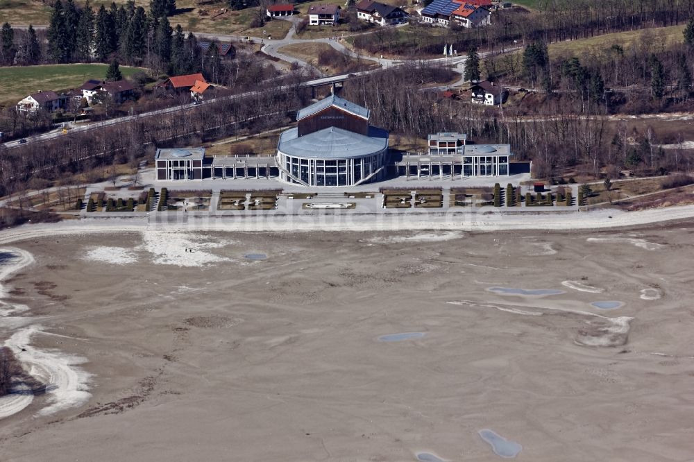 Luftaufnahme Füssen - Festspielhaus Füssen am trockengefallenen Forggensee im Bundesland Bayern