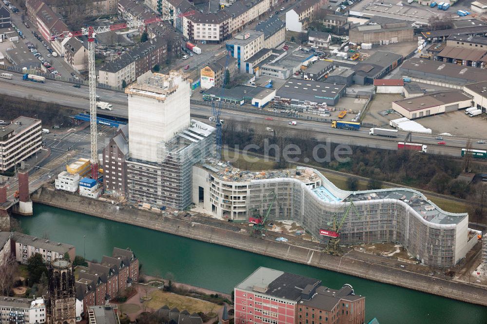 Duisburg aus der Vogelperspektive: Festumzug / Kanevalsumzug / Strassenkarneval in der Duisburger Innenstadt im Bereich des Theater Duisburg