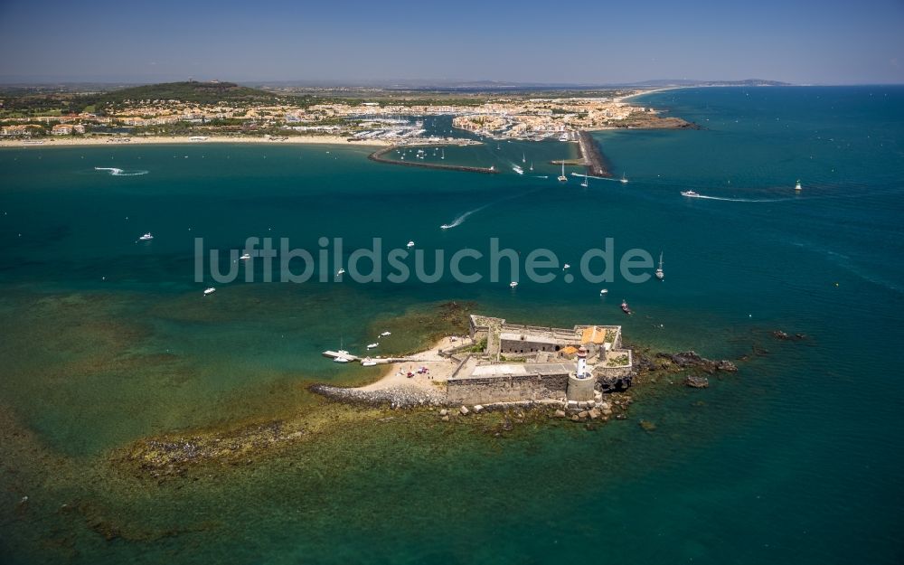 Agde aus der Vogelperspektive: Festung Fort de Brescou an der Mittelmeer- Küste vor Agde in Frankreich