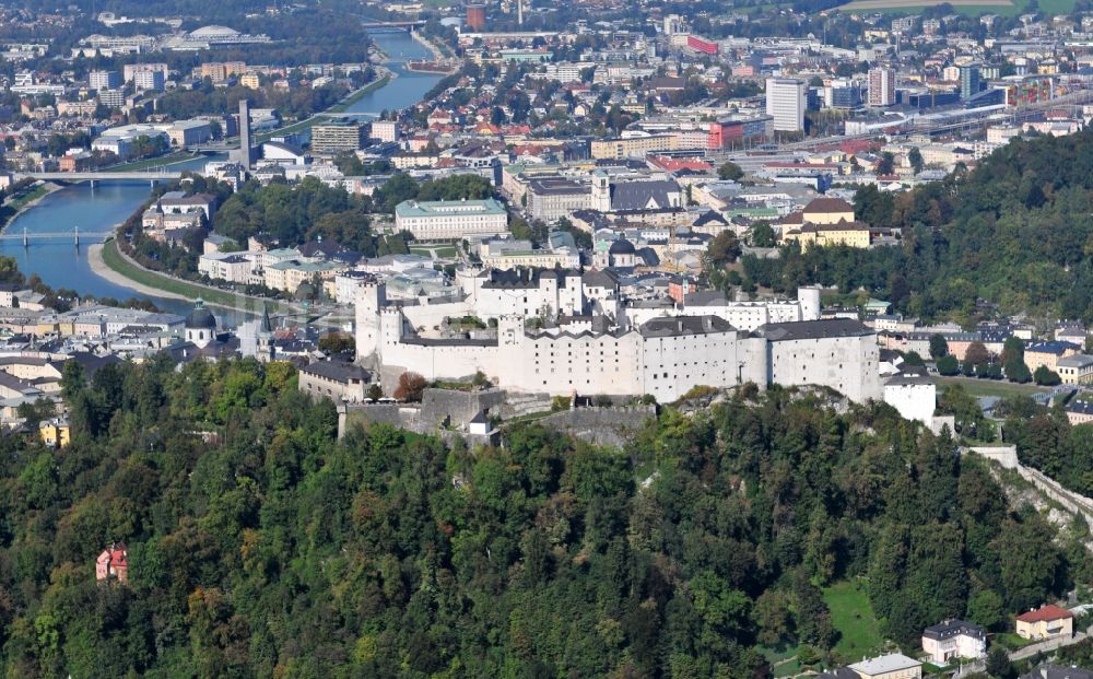 Salzburg aus der Vogelperspektive: Festung Hohensalzburg in Salzburg in Österreich