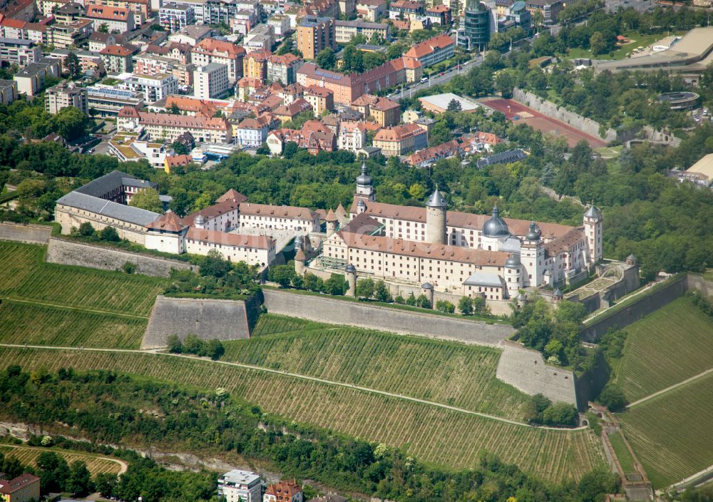 Würzburg aus der Vogelperspektive: Festung Marienberg über dem Main in Würzburg im Bundesland Bayern, Deutschland