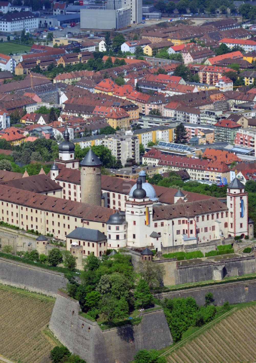 Würzburg aus der Vogelperspektive: Festung Marienberg in Würzburg im Bundesland Bayern