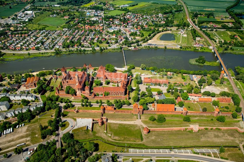 Malbork Marienburg aus der Vogelperspektive: Festungsanlage der Ordensburg Marienburg in Malbork Marienburg in Pomorskie, Polen